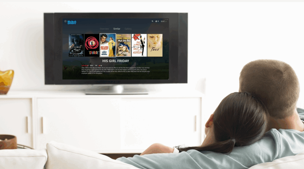 一对情侣坐在沙发上看电视